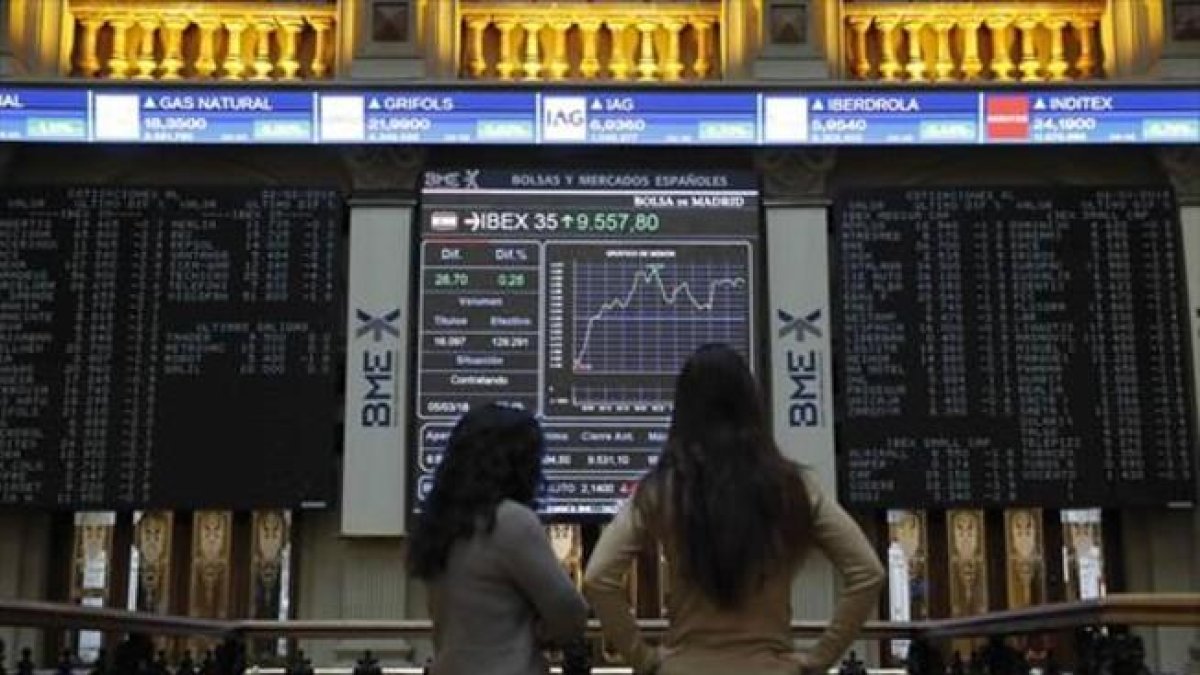 Interior de la Bolsa de Madrid, con la información sobre la evolución del Ibex 35, el 5 de marzo.-EFE / JUAN CARLOS HIDALGO