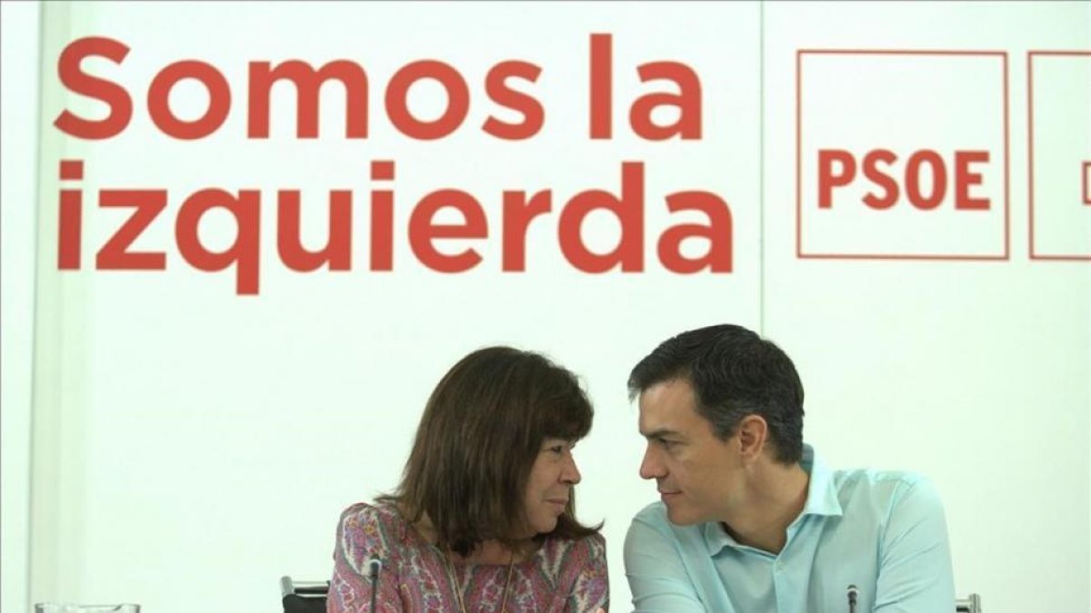 Cristina Narbona, presidenta del PSOE, conversa con Pedro Sánchez, el pasado lunes en la sede del partido.-DAVID CASTRO