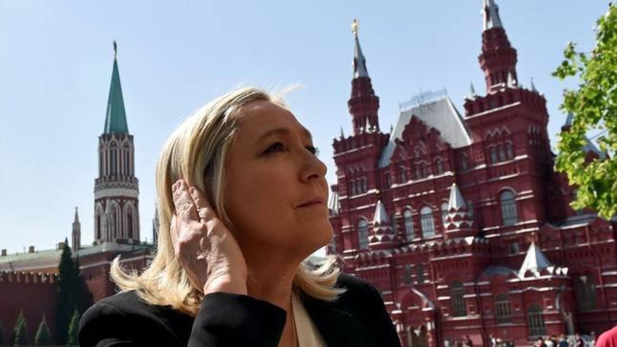 Le Pen visita la Plaza Roja de Moscú, antes de su reunión en la Duma, este martes.-Foto:   AFP / KIRILL KUDRYAVTSEV