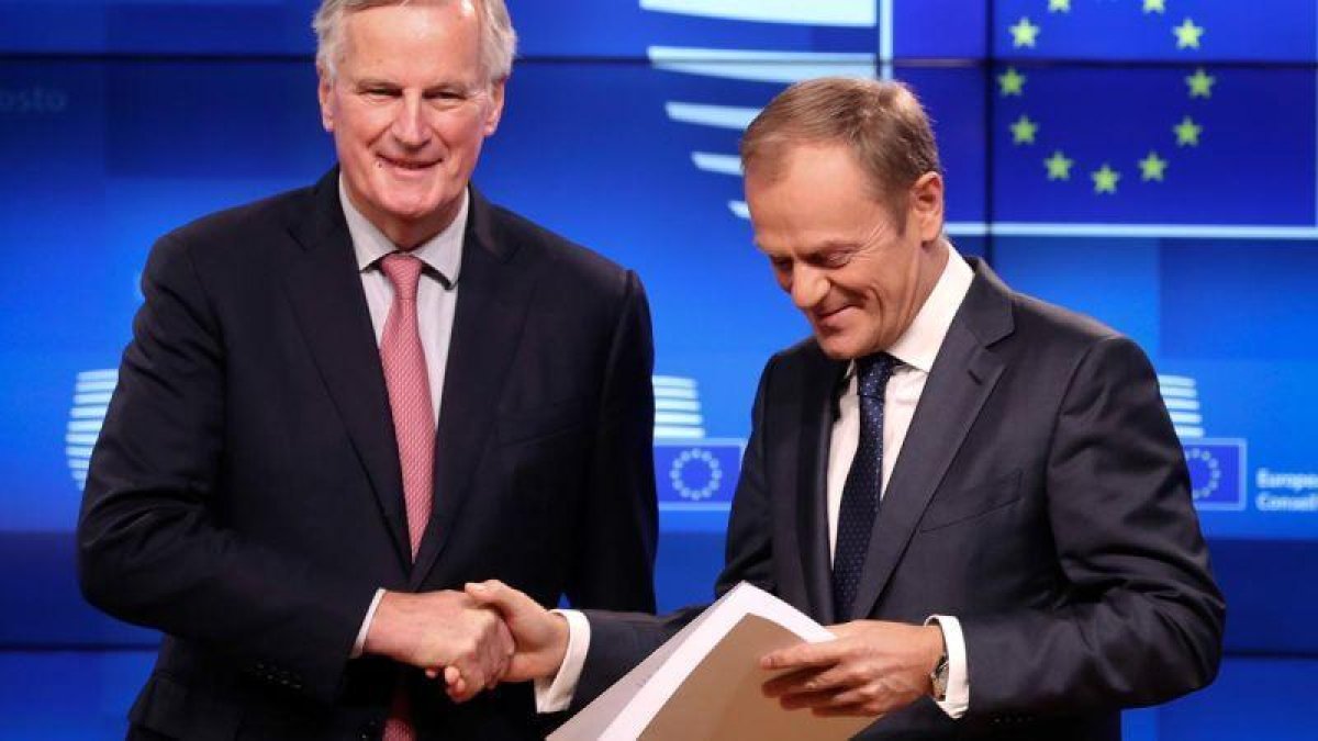 Michel Barnier y Donald Tusk, con el borrador del brexit, en rueda de prensa en Bruselas.-FRANCISCO SECO