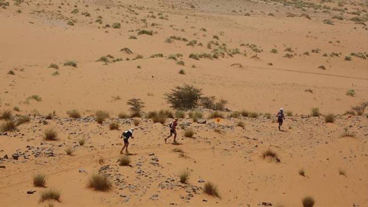 Un momento de la prueba del Maratón de Sables por el desierto.-Foto: EL PERIÓDICO