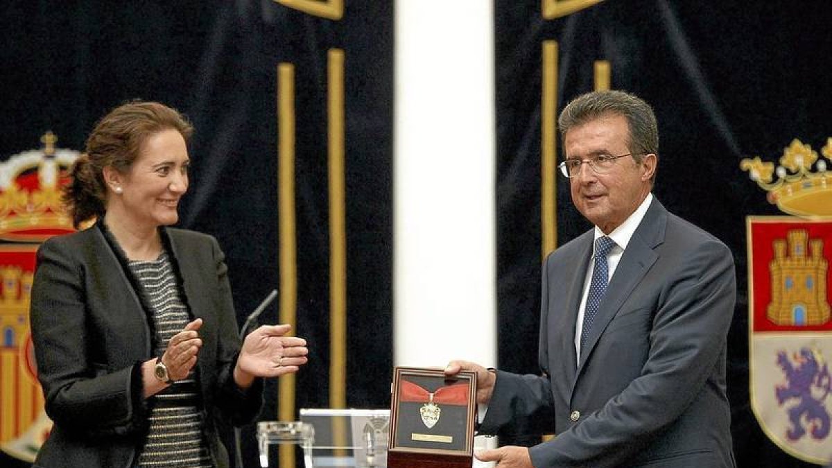 El presidente de Edigrup, José Luis Ulibarri, recibe la Medalla de Oro de las Cortes de manos de su presidenta, Josefa García Cirac. / ICAL-