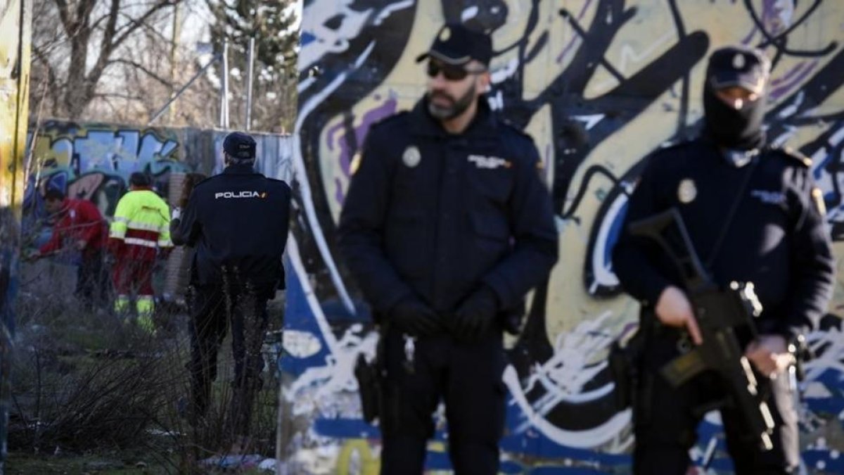 Agentes de la Policía montan guardia en las inmediaciones de la cabaña que utilizaban los dos presuntos yihadistas detenidos este miércoles.-EFE / FERNANDO VILLAR