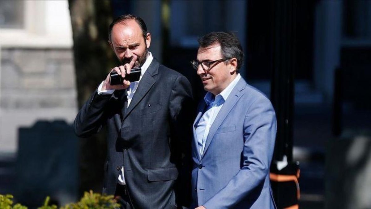 El primer ministro francés (izquierda), Edouard Philippe, y el hasta ahora alcalde de Le Havre, Luc Lemonnier.-CHARLY TRIBALLEAU (AFP)