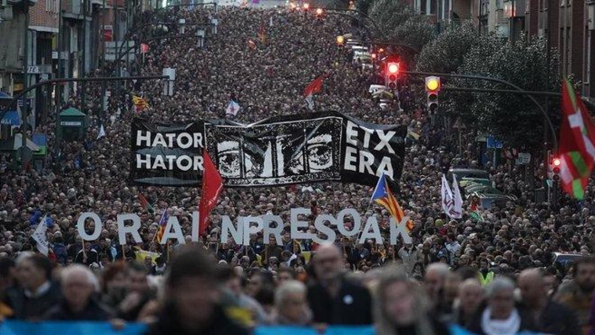 Manifestación en las calles de Bilbao en demanda de un cambio en la política penitenciaria respecto a los presos de ETA.-