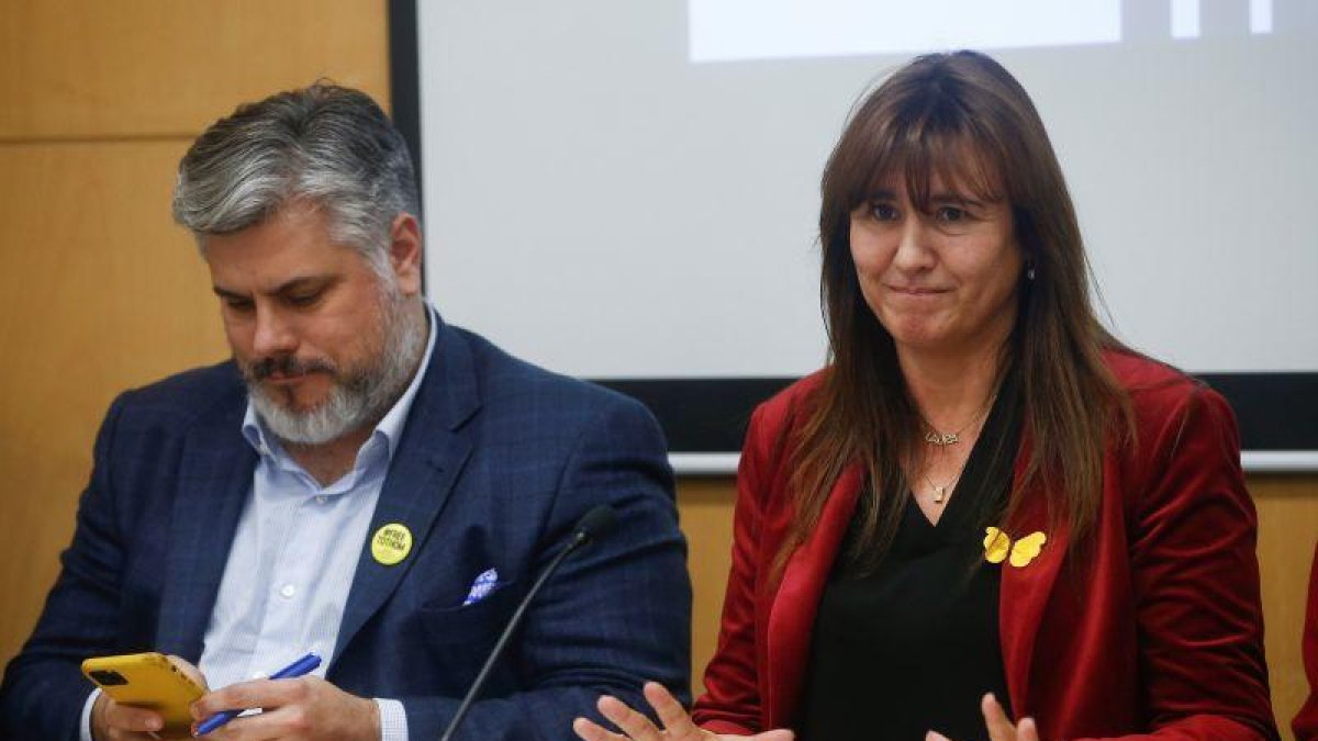 La portavoz de JxCat, Laura Borràs, junto al presidente del grupo parlamentario, Albert Batet, durante la rueda de prensa.-EFE