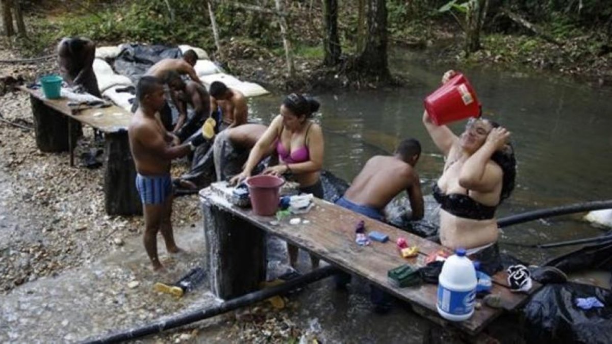 Guerrilleras de las FARC se asean en un campamento en la selva, el pasado 11 de agosto.-FERNANDO VERGARA / AP