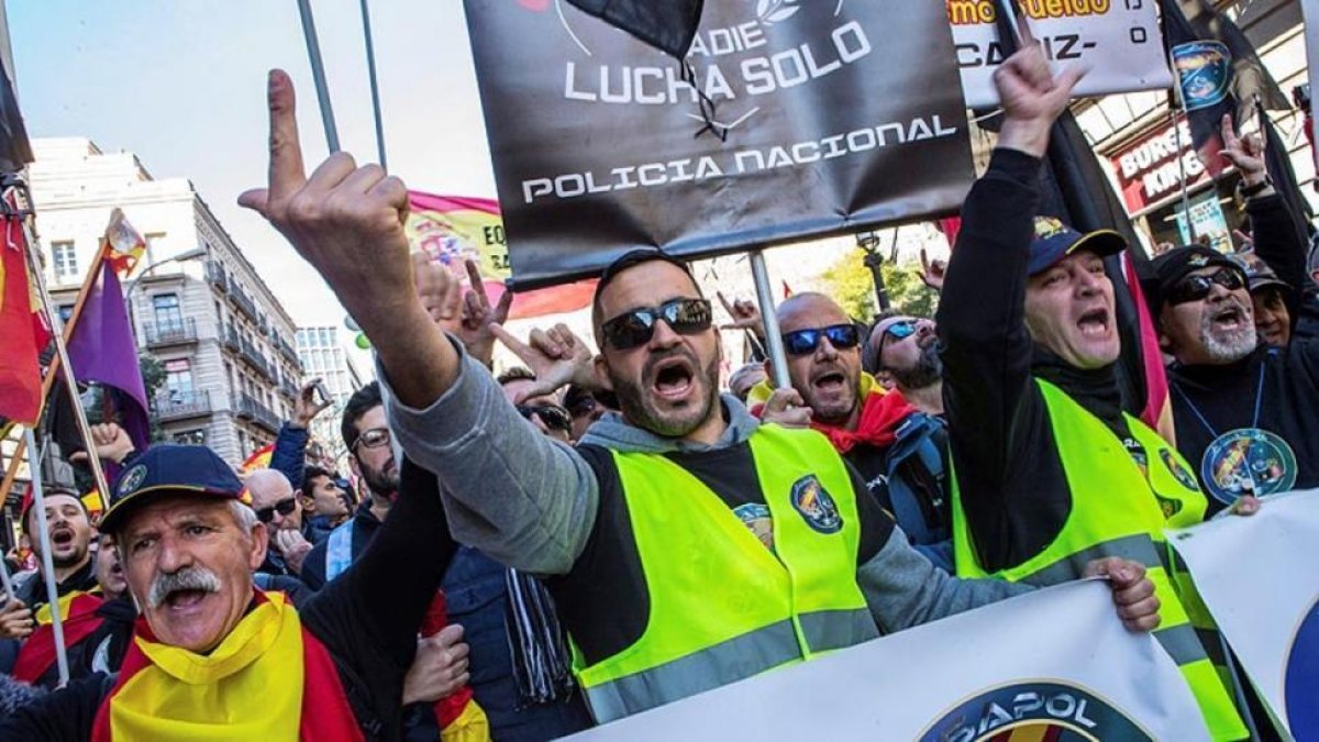 Participantes en la manifestación de Barcelona por la equiparación salarial de policías nacionales y guardias civiles con los mossos.-EFE / ENRIC FONTCUBERTA