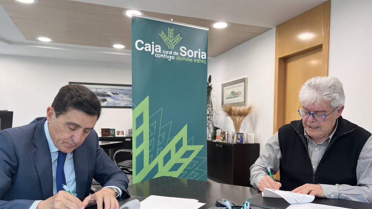 Firma convenio entre Carlos Martínez y Alfredo Hernández.-HDS