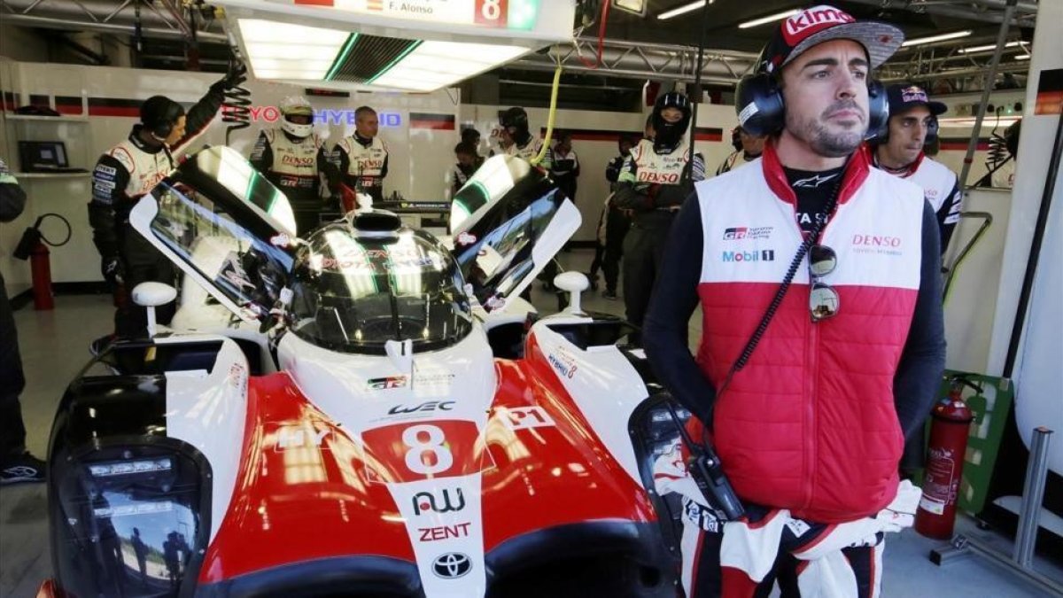 Alonso, ante su Toyota en Spa Francorchamps.-/ EFE