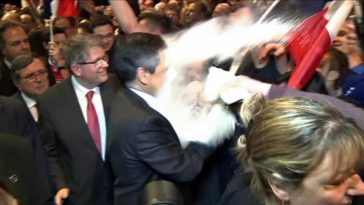Un joven ha lanzado harina al candidato conservador francés, François Fillon durante un mitin.-JULIEN SENGEL