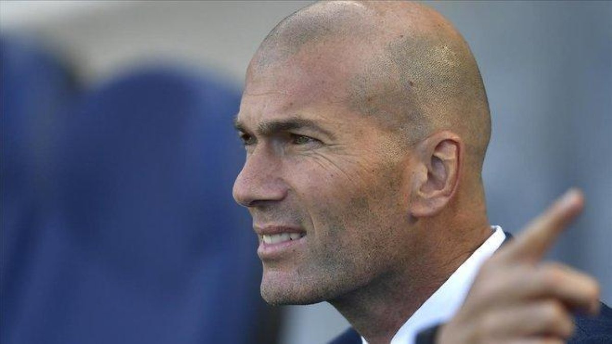 Zidane, en un partido con el Madrid.-AP / ÁLVARO BARRIENTOS