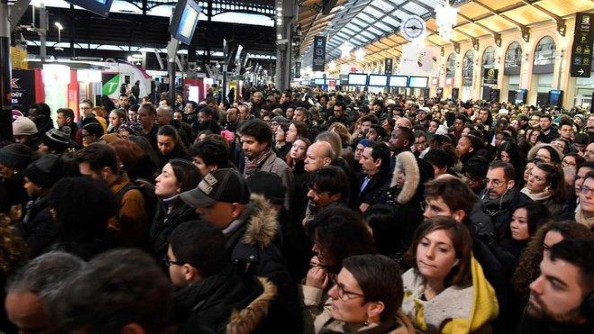 Aglomeración de pasajeros en la estación de Saint-Lazare, en París, durante la huelga de transportes, este lunes.-BERTRAND GUAY (AFP)