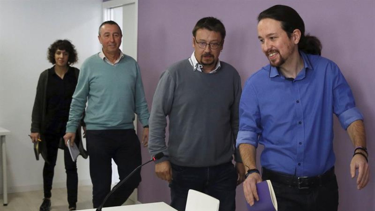 El líder de Podemos, Pablo Iglesias (d), acompañado de los representantes de En Marea, En Comú Podem y Compromís Podemos, Alexandra Fernández, Xavier Domènech (2d) y Joan Baldoví, respectivamente, a su llegada a la rueda de prensa.-EFE