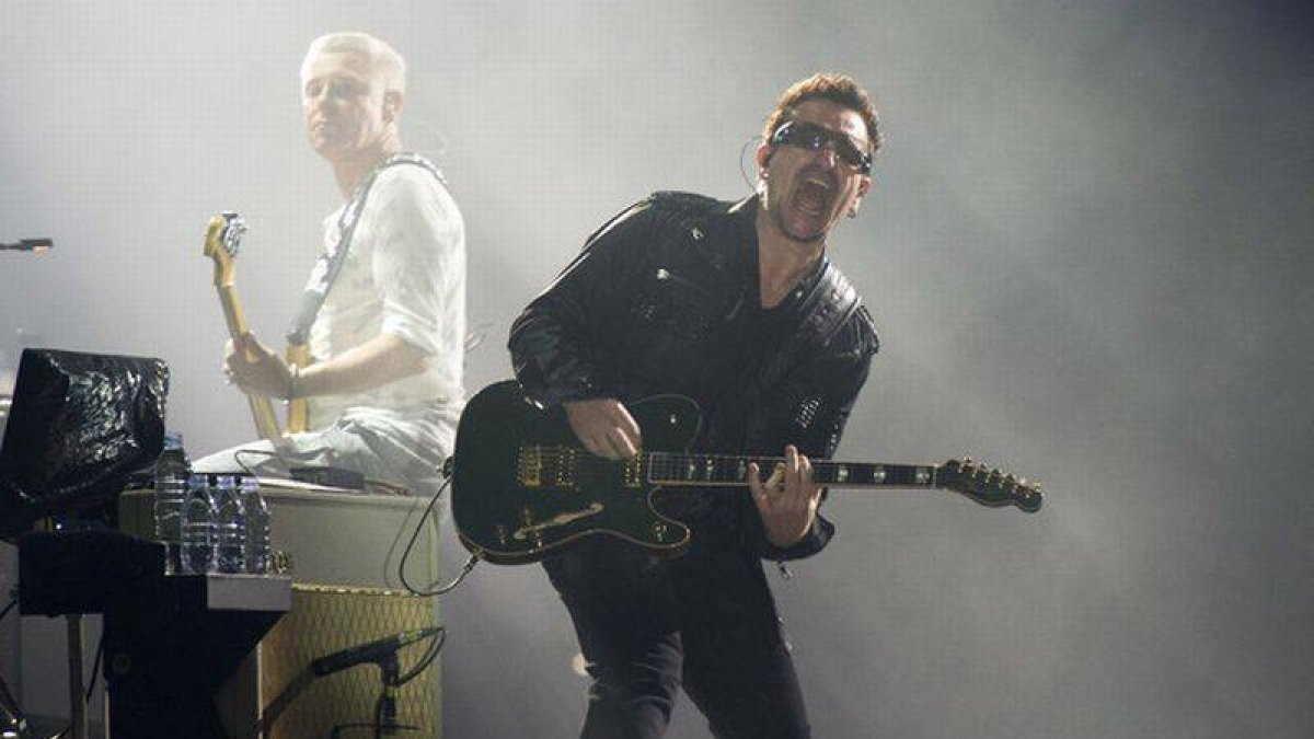 Bono, y Adam Clayton, detrás, durante una actuación de la banda irlandesa.-Foto: AP
