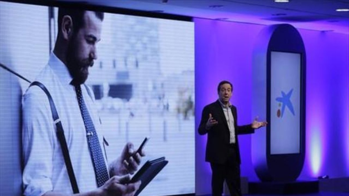 Gonzalo Gortázar, consejero delegado de CaixaBank, en la presentación de imaginBank.-ALBERT BERTRAN