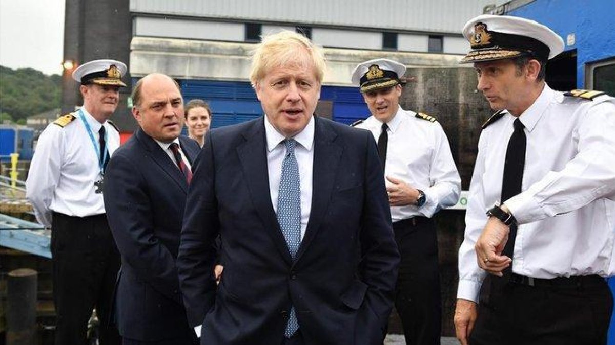 El primer ministro británico, Boris Johnson, durante una visita a un submarino militar.-AFP