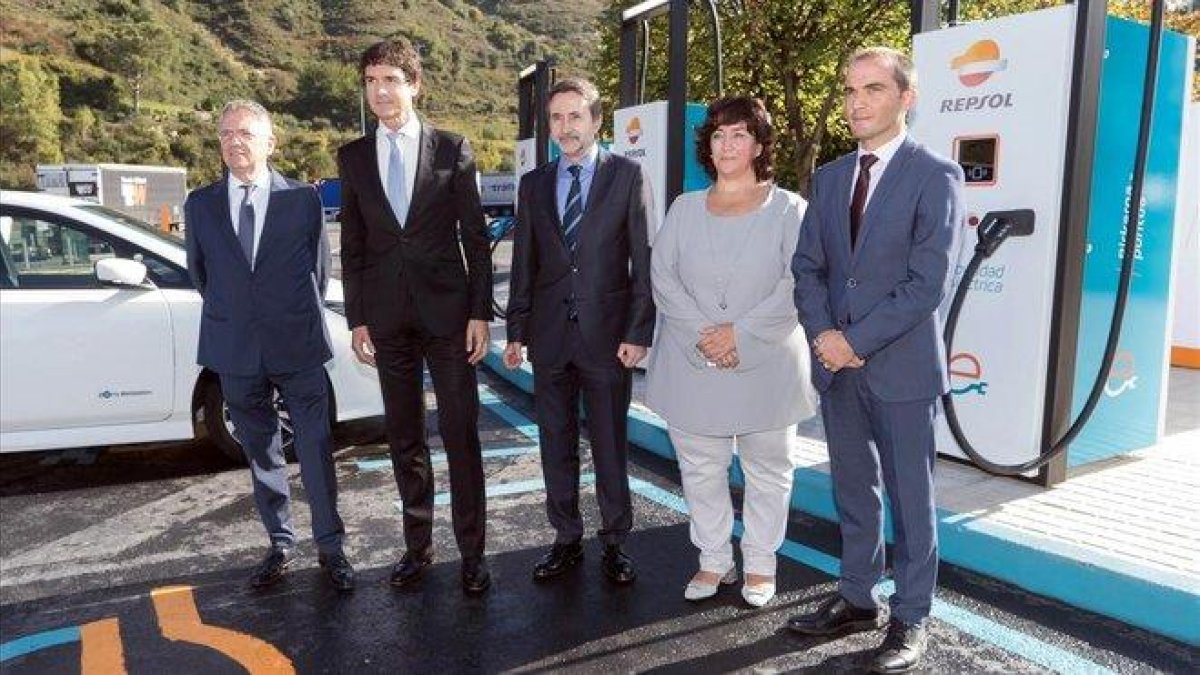 El consejero delegado de Repsol, Josu Jon Imaz (en el centro), en la inauguración de la electrolinera más potente de Europa.-
