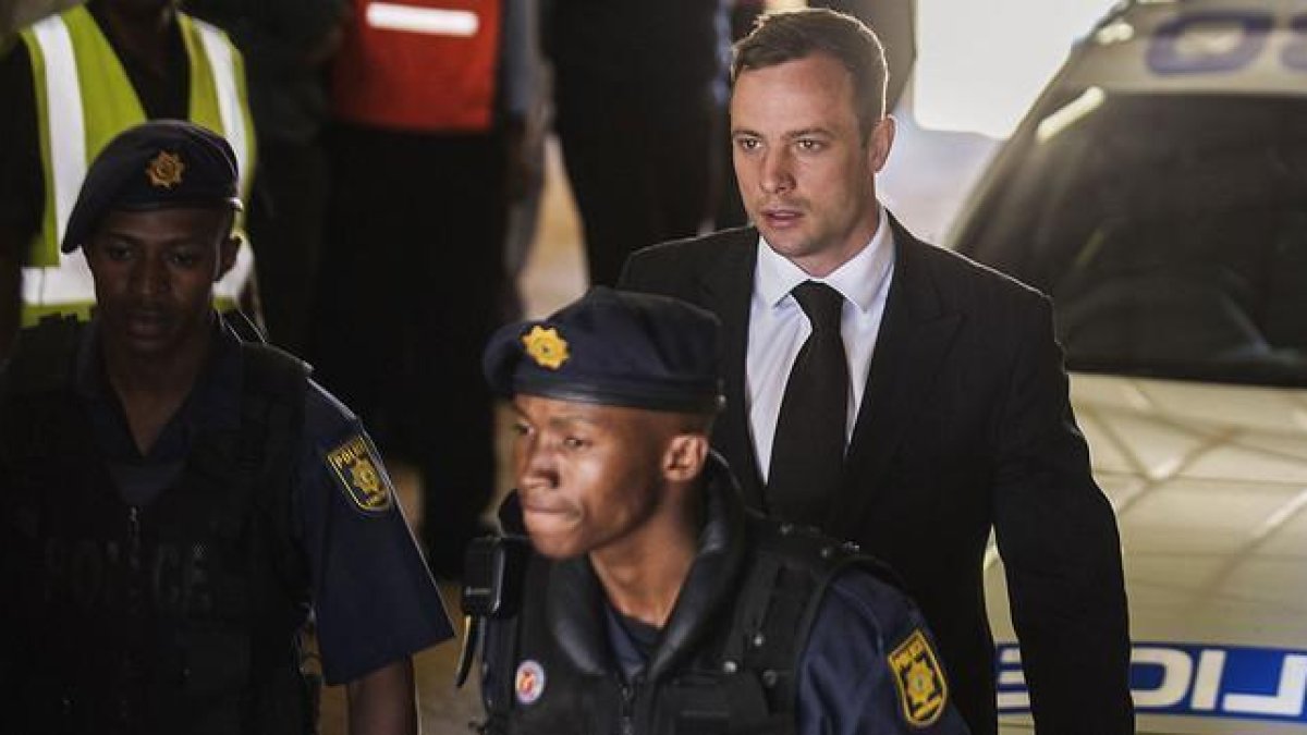 Oscar Pistorius sale escoltado del Tribunal Superior de Pretoria tras ser condenado a cinco años de prisión.-AFP / GIANLUIGI GUERCIA