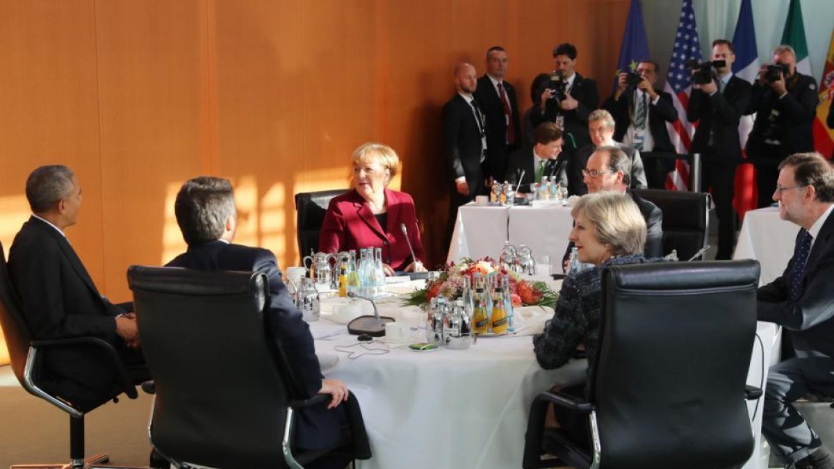 Desayuno de trabajo entre Obama, Merkel, Renzi, Hollande, May y Rajoy.-KAY NIETFELD / AP