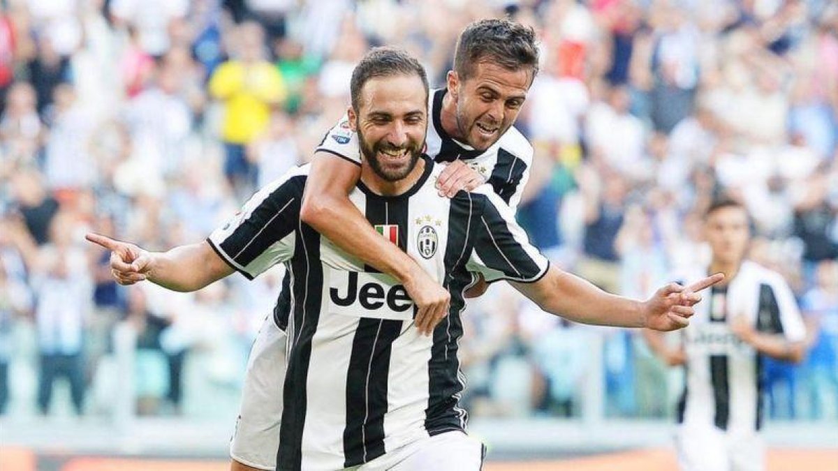 Pjanic abraza a Higuaín tras marcar el argentino de la Juventus al Sassuolo.-ALESSANDRO DI MARCO