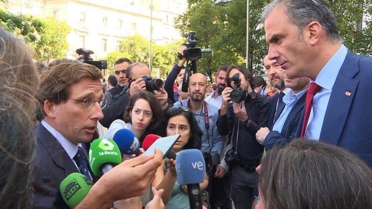 El alcalde de Madrid José Luis Martínez-Almeida y el portavoz de Vox en el Consistorio Javier Ortega Smith.-EUROPA PRESS