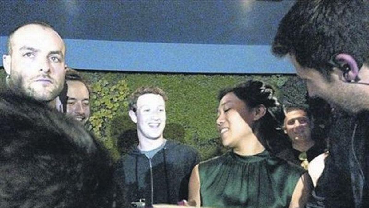 Mark Zuckerberg y Jan Koum celebraron anoche en el restaurante Boujis el aniversario del segundo, el de la mujer del primero y la compra de WhatsApp por Facebook. Arriba, los tres (la mujer con la tarta y los empresarios uno a cada lado, al fondo).-RICARD CUGAT / BOUJIS / JULIO CARBÓ