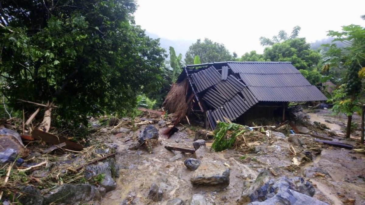 Daños causados por las inundaciones en la provincia de Hoa Binh, en el norte de Vietnam.-NHAN SINH (AP)