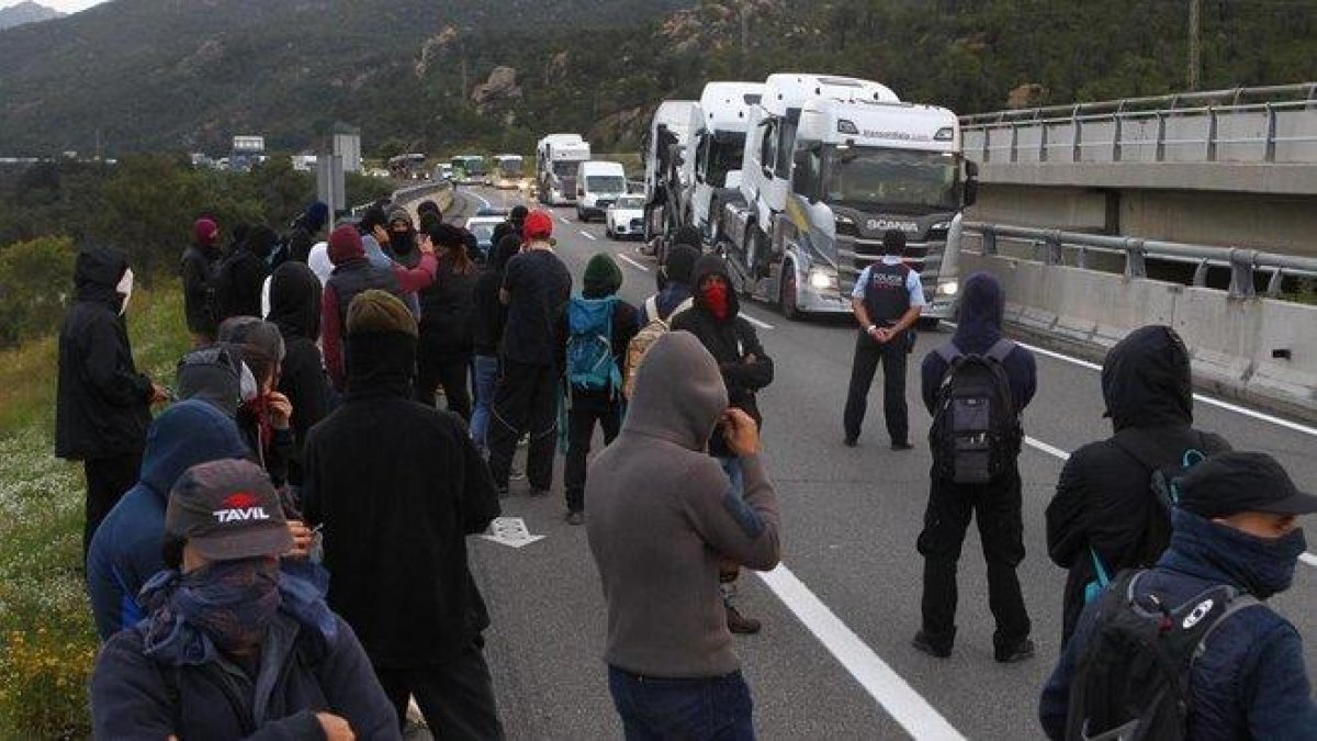 Manifestantes cortan la AP-7 en la Jonquera.-ICONNA / JORDI RIBOT PUNTÍ