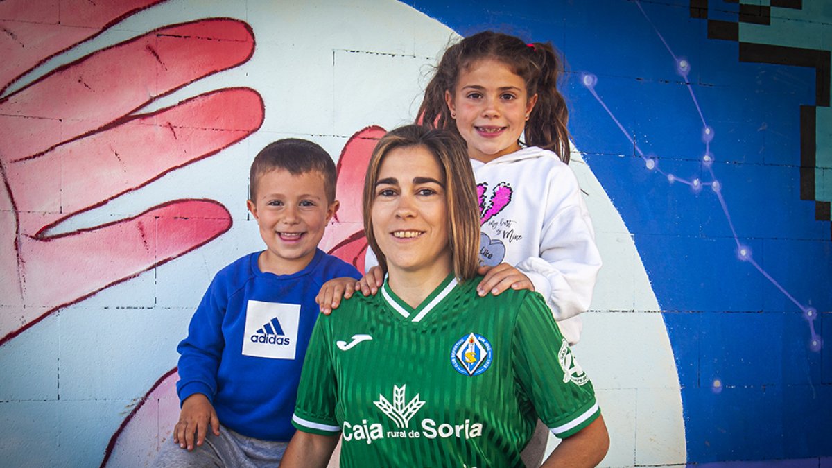 Arancha Aldea con sus hijos Lucas y Leire. MARIO TEJEDOR