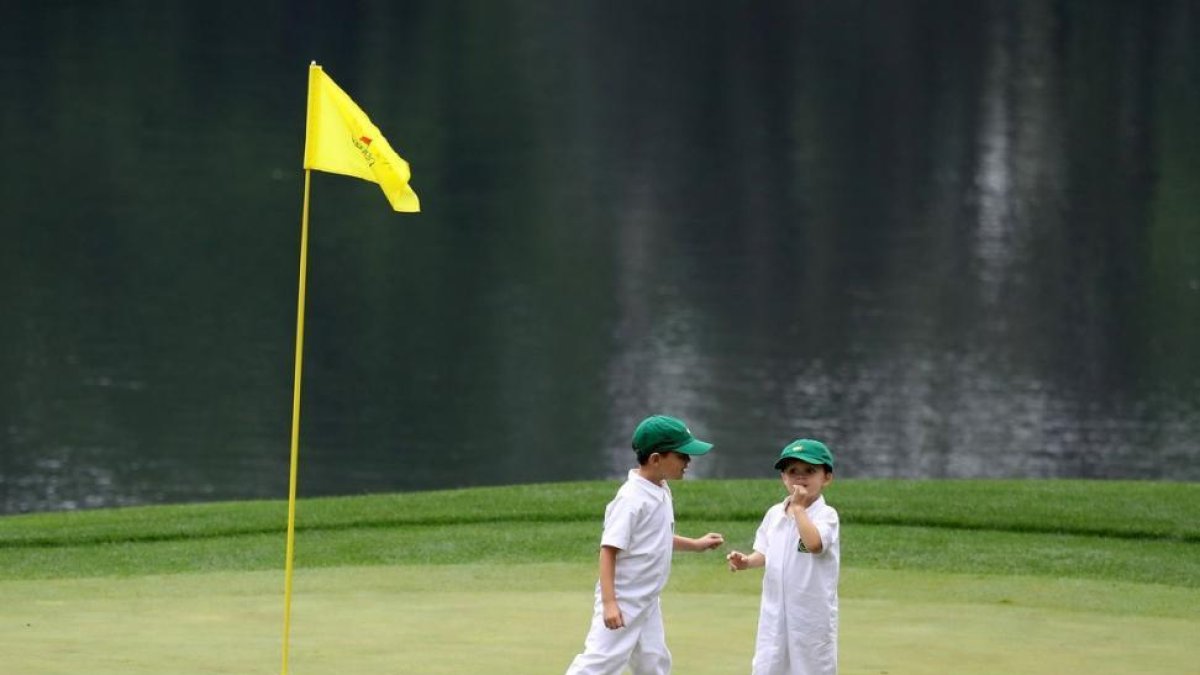 Unos niños juegan en el campo de Augusta.-AFP