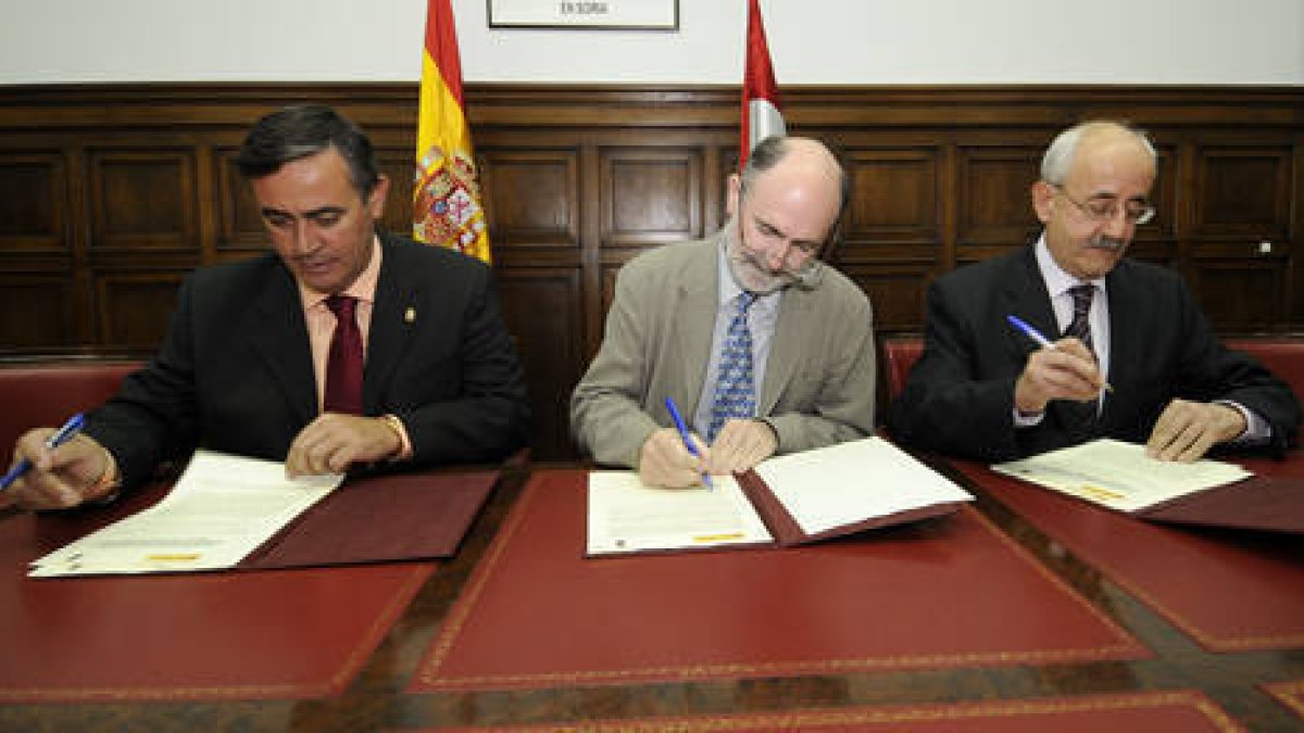 Pardo, Casas y Tejero durante la firma del acuerdo. / ÚRSULA SIERRA-