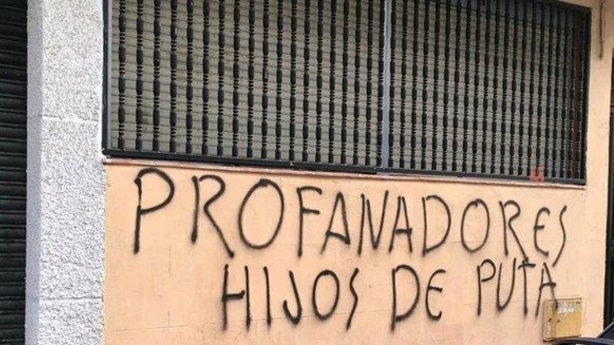Pintadas franquistas en la sede del PSOE en Getafe (Madrid).-