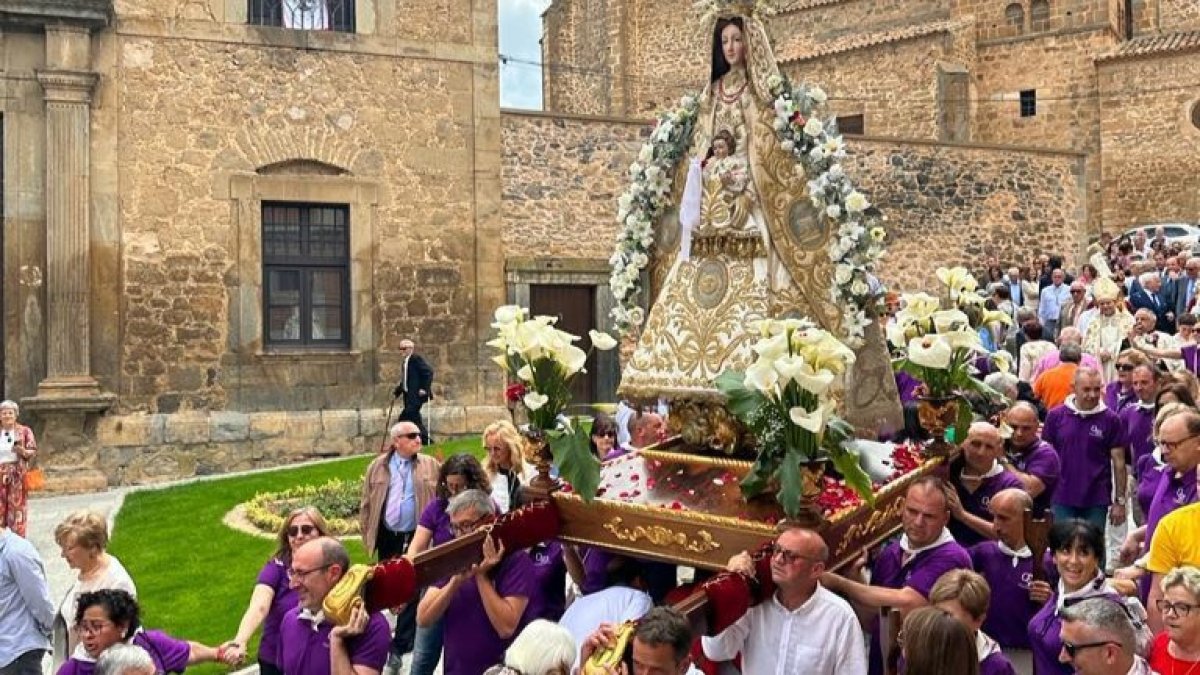 La devoción primó en la procesión de la fiesta de Los Milagros con la Virgen de los Remedios. HDS