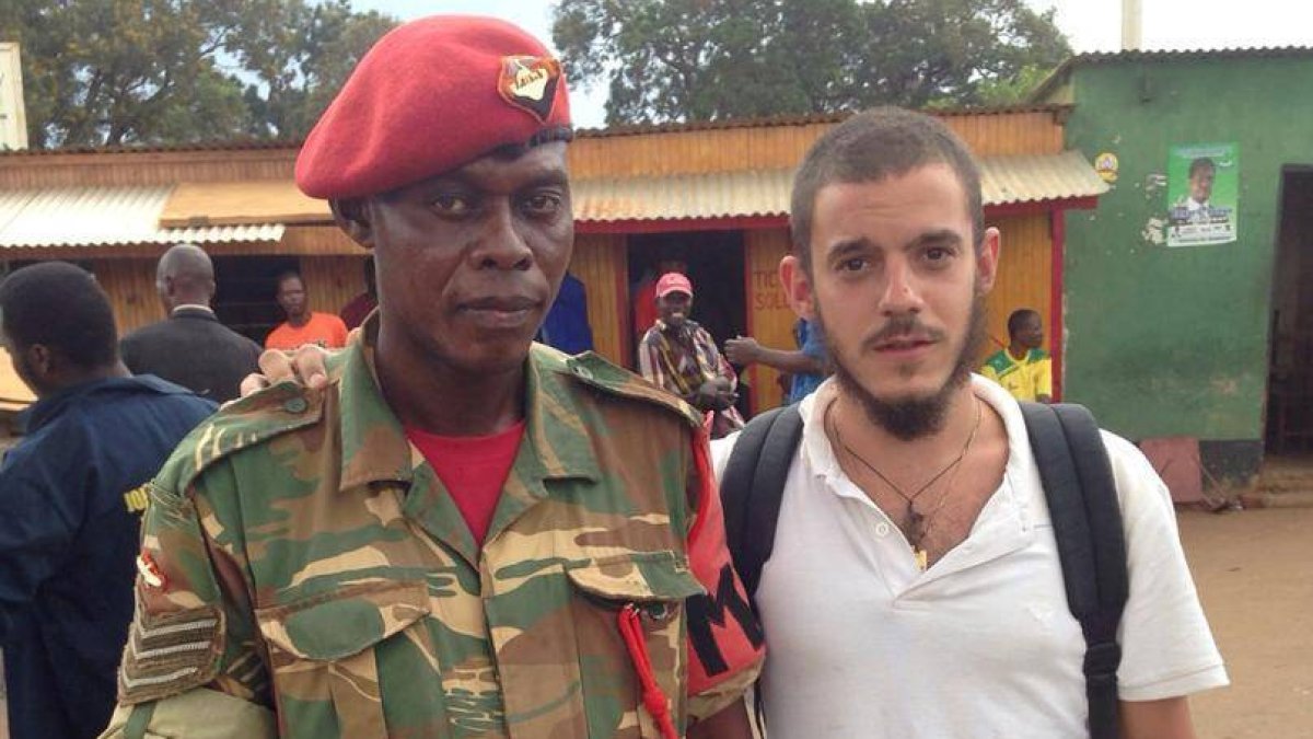Nacho Cosmen Lafuente junto a un militar en Zambia.-