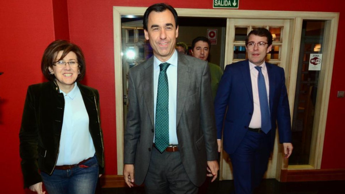 Maíllo junto a los responsables del PP ayer en Soria-A. M.