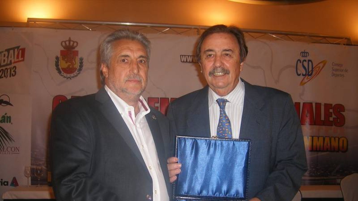 Carlos Heras junto al presidente de la Española Juan de Dios Román. / ARANGA BM SORIA-