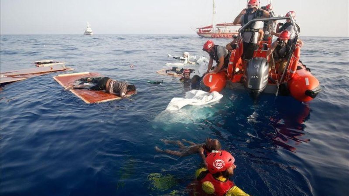 Rescate de la oenegé Proactiva Open Arms a 85 millas de la costa de Libia.-PAU BARRENA (AFP)
