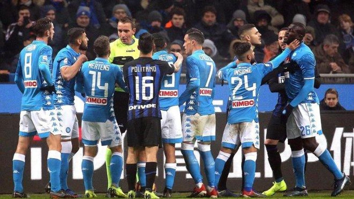 Discusión entre los jugadores del Inter y el Nápoles en un partido de liga italiana en 2018.-MATTEO BAZZI/ EFE