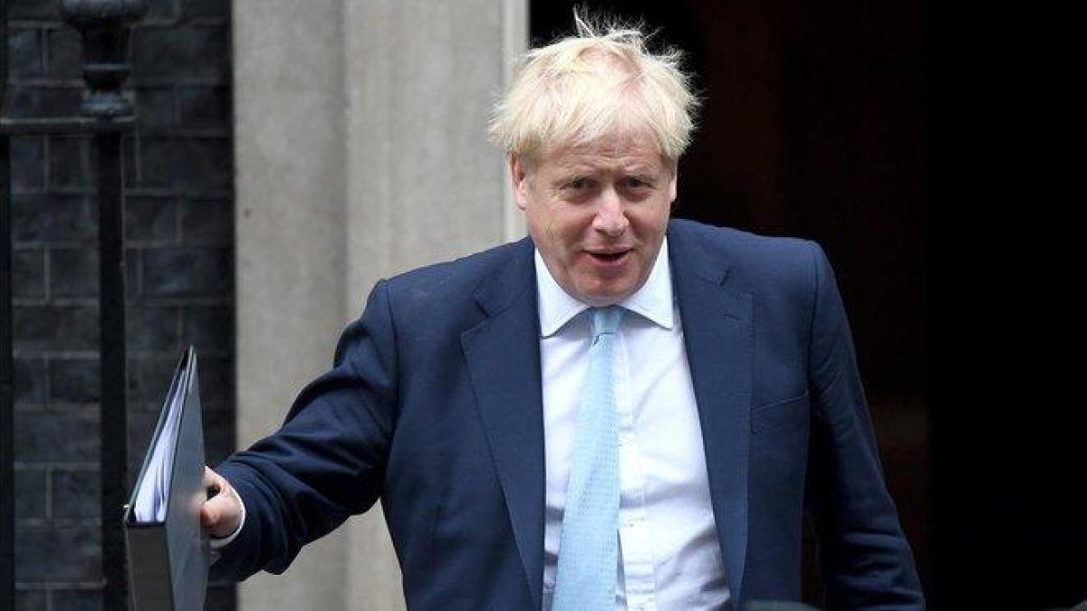 El primer ministro británico, Boris Johnson, saliendo de su residencia oficial.-DPA / VICTORIA JONES