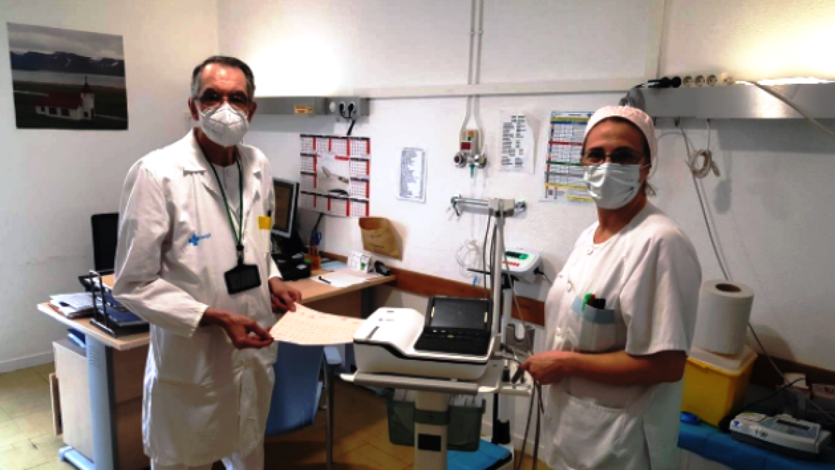 Ángel Álvarez, cardiólogo del Santa Bárbara, y María Mar Izquierdo, enfermera del Hospital de Día, junto al cardiógrafo donado por Visión Responsable.