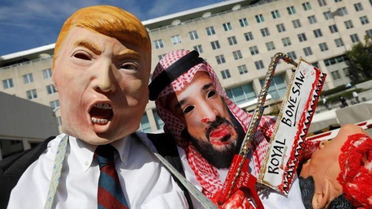 Activistascaracterizados como Trump y Bin Salmán protestan ante el Departamento de Estado de EEUU reclamando sanciones contra Arabia Saudí por la muerte de Khashoggi.-KEVIN LAMARQUE (REUTERS)