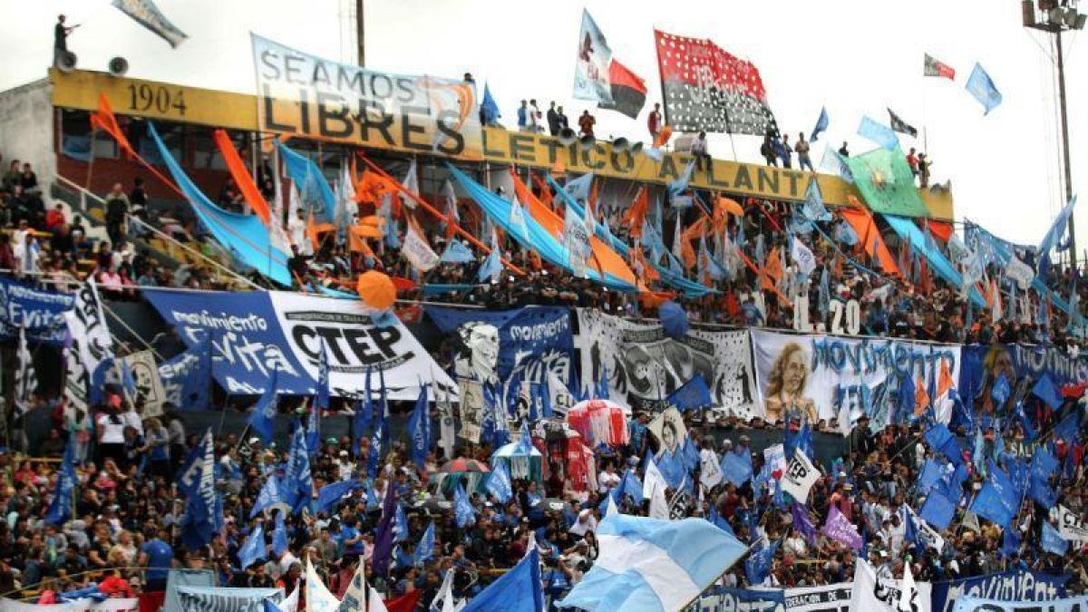 Miles de personas protestan hoy  en el Estadio Atlanta de Buenos Aires.-EFE