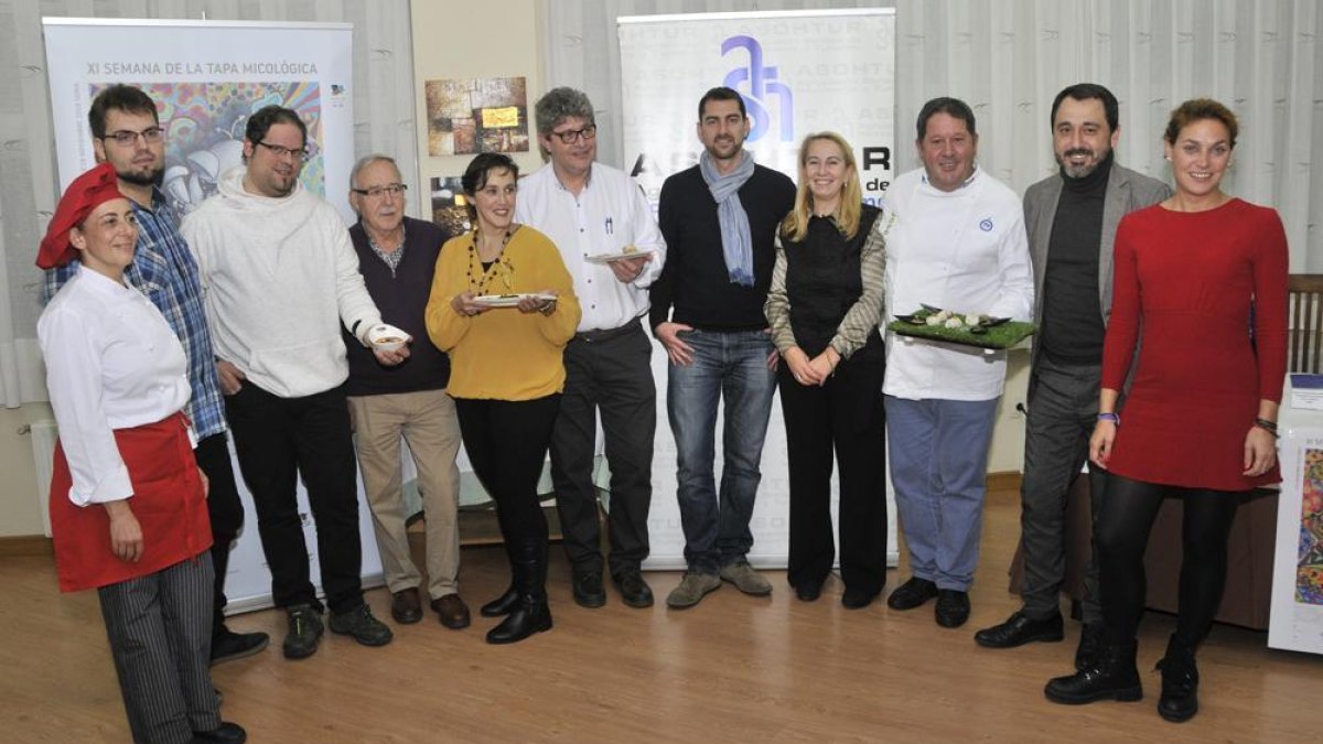 Finalistas y miembros del jurado del concurso de la Mejor Tapa Micológica Provincial.-VALENTIN GUISANDE