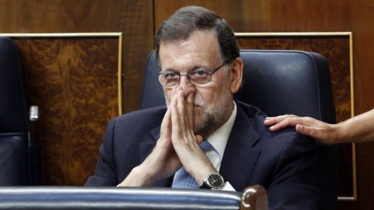 El presidente del Gobierno en funciones, Mariano Rajoy, en su escaño del Congreso.-JUAN MANUEL PRATS