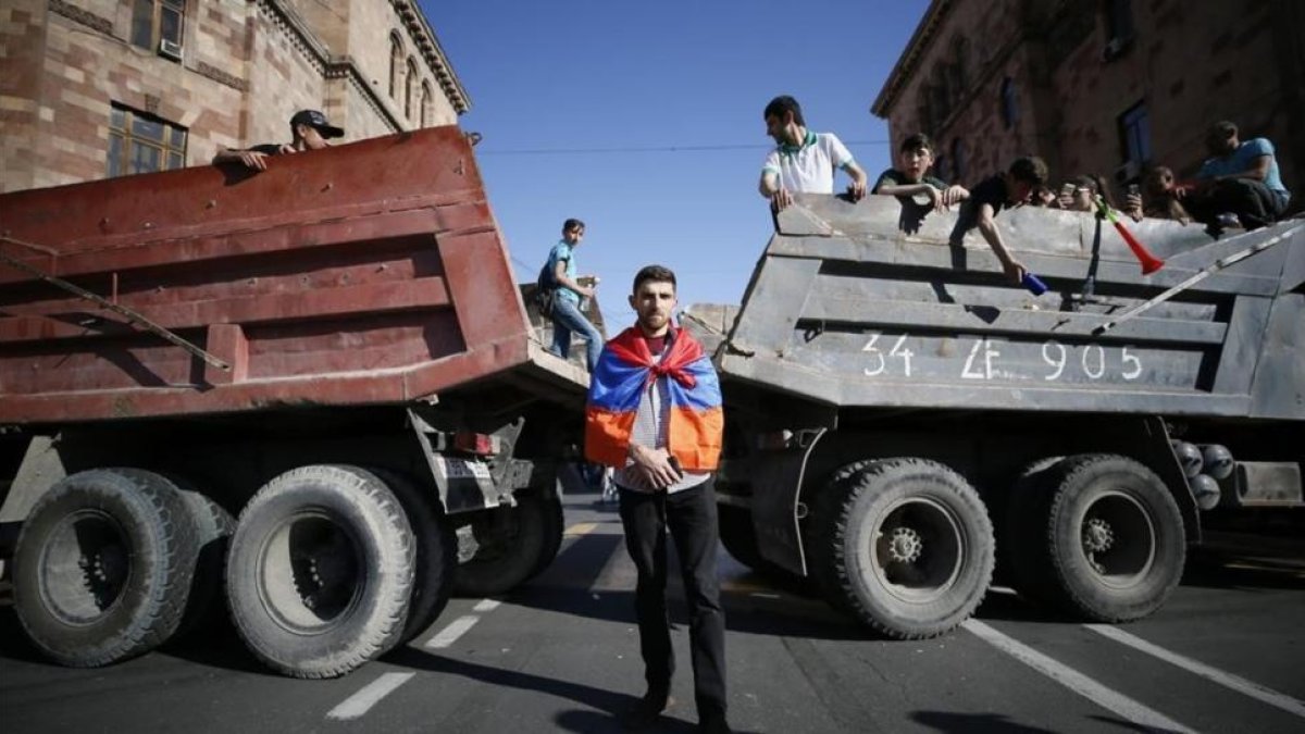 Opositores armenios bloquean una carretera.-/ GLEB GARANICH / REUTERS