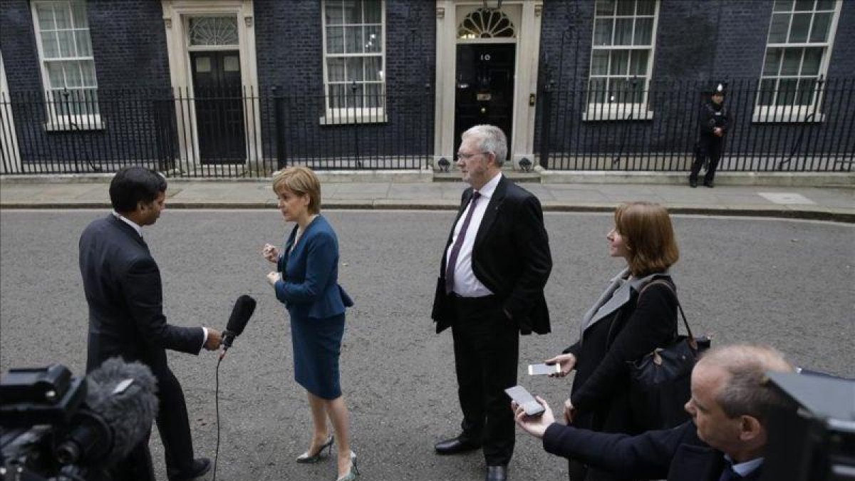 La primera ministra de Escocia, Nicola Sturgeon, habla con la prensa tras reunirse con la primera ministra británica, Theresa May.-AP / ALASTAIR GRANT