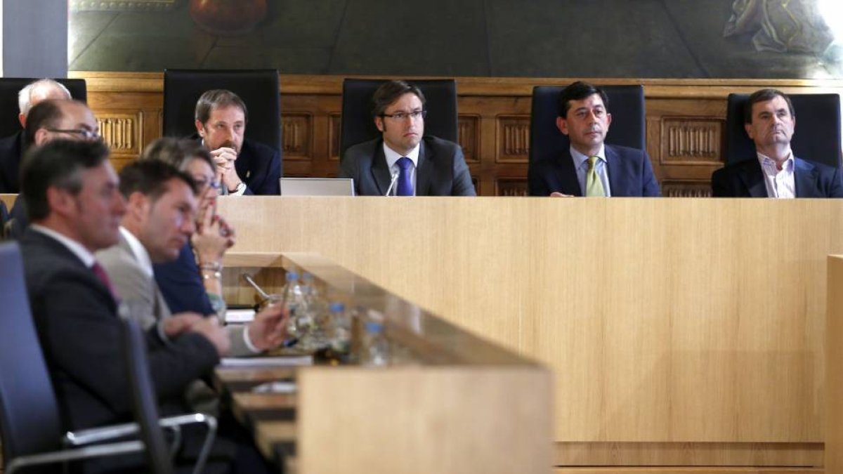 El presidente de la Diputación de León, Emilio Orejas, preside el Pleno extraordinario de la institución provincial para aprobar la recomposición de las áreas de gobierno-Ical