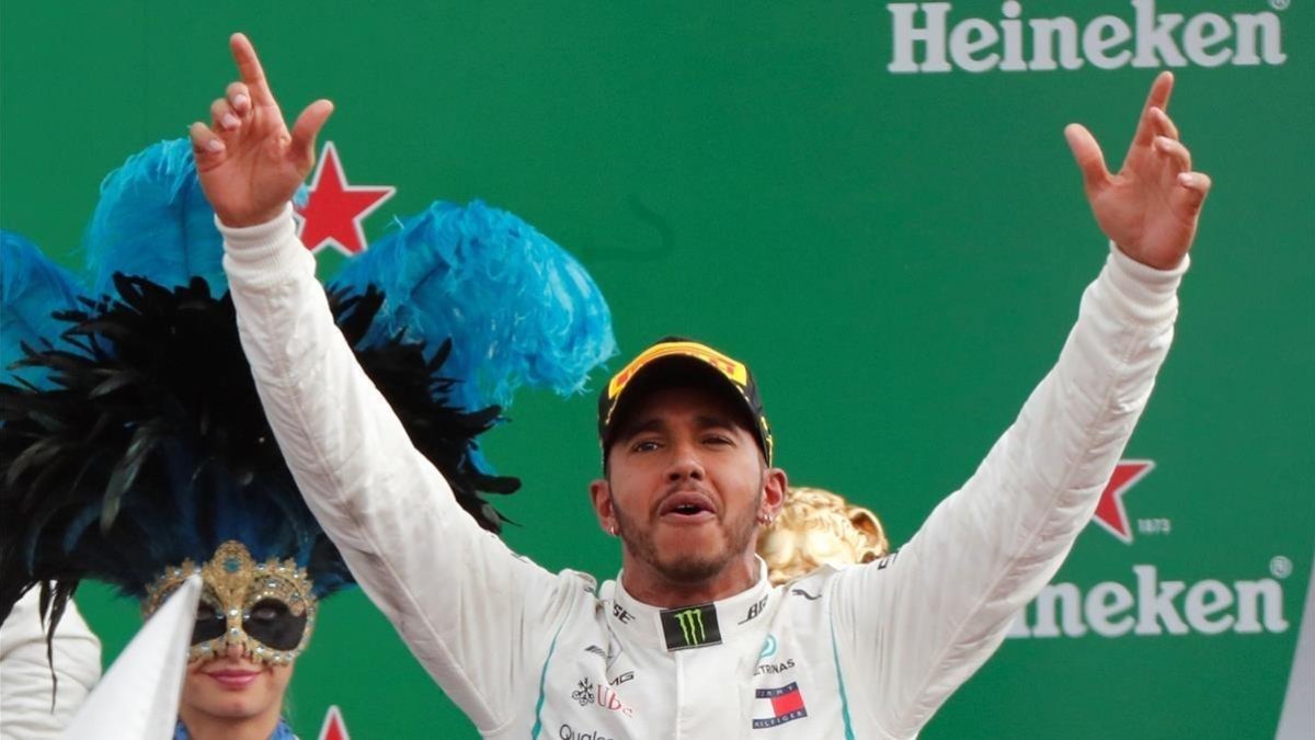 Lewis Hamilton, en el podio de Monza, septiembre del 2018.-STEFANO RELLANDINI