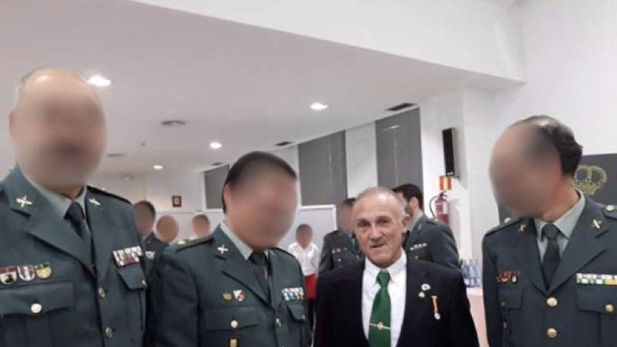El presunto francotirador que quería matar a Pedro Sánchez con miembros de la Guardia Civil.-EL PERIÓDICO